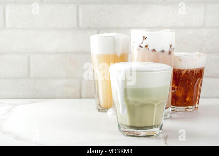 Trendige Speisen und Getränke, Sortiment 4 Sorten Käse Kaffee mit Sahne Käse, auf weißem Hintergrund Stockfoto