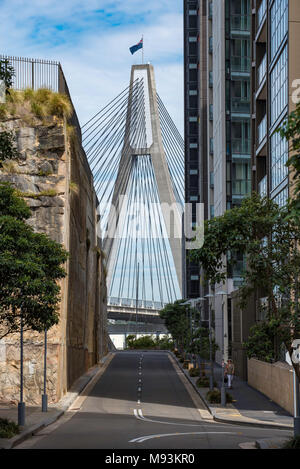 Einer der Türme der Anzac Bridge in Sydney ist am Ende der schmalen Straße in Pyrmont, Australien sichtbar Stockfoto