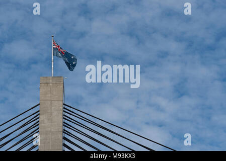 Einer der Türme der Anzac Bridge in Pyrmont, Sydney, Australien, zeigt die massiven Stahlseile Stockfoto