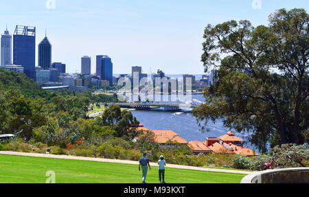 Mit Blick auf die lebhafte Stadt Perth und den Swan River von Kings Park und Botanischer Garten Western Australia Stockfoto