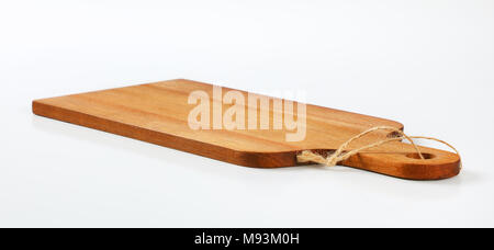 Holz Schneidebrett mit Griff und auf weißem Hintergrund string Stockfoto