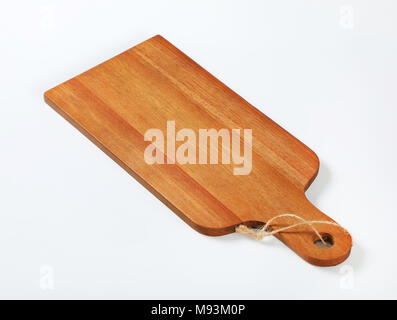 Holz Schneidebrett mit Griff und auf weißem Hintergrund string Stockfoto