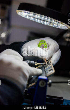 Reparieren Elektronik geräte, Chips, Motherboards, Schweißen Stockfoto