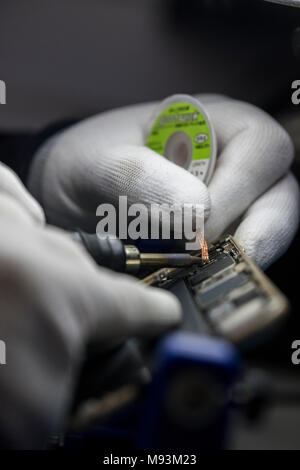 Reparieren Elektronik geräte, Chips, Motherboards, Schweißen Stockfoto