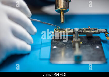 Reparieren Elektronik geräte, Chips, Motherboards, Schweißen. Stromkreis. Stockfoto