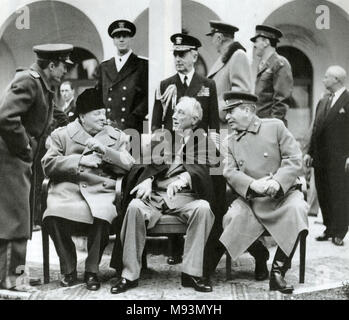 Konferenz von Jalta Februar 1945. Sitzend von Links: Winston Churchill, Franklin D. Roosevelt, Joseph Stalin. Fleet Admiral Ernest König steht hinter Roosevelt.
