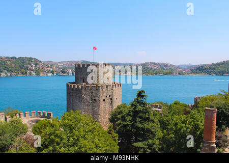 Festung Rumeli Hisari und Meer in Istanbul, Türkei Stockfoto