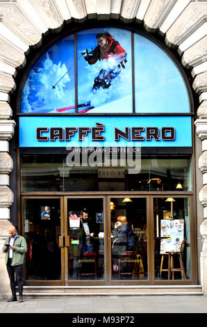 London, England, UK. Caffe Nero cafe in Piccadilly Stockfoto