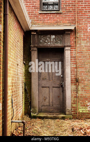 Eine alte Tür in einem Ziegelstein Gewächshaus in Massachusetts. Stockfoto