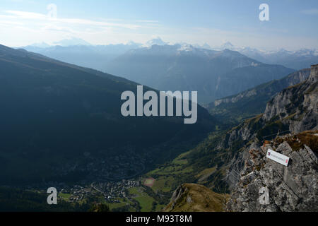 Die Schweizer alpinen Ferienort Leukerbad, aus rinderhorn gesehen und die Berge der Gemmipass in den Berner Alpen, Wallis, Schweiz. Stockfoto