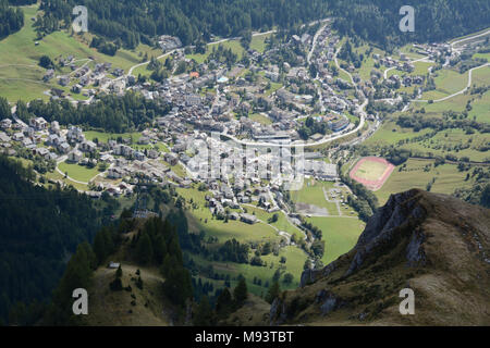 Die Schweizer alpinen Ferienort Leukerbad, aus rinderhorn gesehen und die Berge der Gemmipass in den Berner Alpen, Wallis, Schweiz. Stockfoto