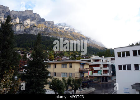 Rinderhorn und die Berge der Gemmipass in den Berner Alpen mit Blick auf die Schweizer alpinen Ferienort Leukerbad, Wallis, Schweiz. Stockfoto