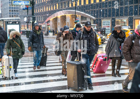 New York, USA. 21. März 2018. Leute, die einfach nur weiterhin ihre normalen Leben unter einem Schneesturm in New York City. Foto von Enrique Ufer/Alamy Stock Foto Stockfoto
