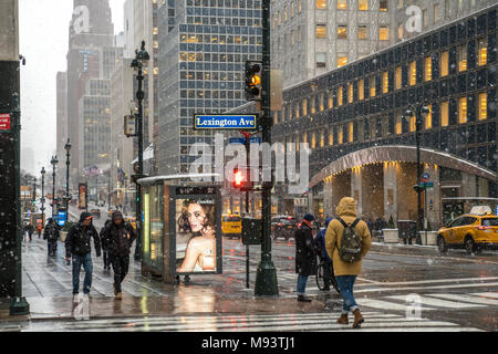 New York, USA. 21. März 2018. Leute, die einfach nur weiterhin ihre normalen Leben unter einem Schneesturm in New York City. Foto von Enrique Ufer/Alamy Stock Foto Stockfoto