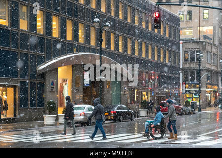 New York, USA. 21. März 2018. Leute, die einfach nur weiterhin ihre normalen Leben unter einem Schneesturm in New York City. Foto von Enrique Ufer/Alamy Stock Foto Stockfoto