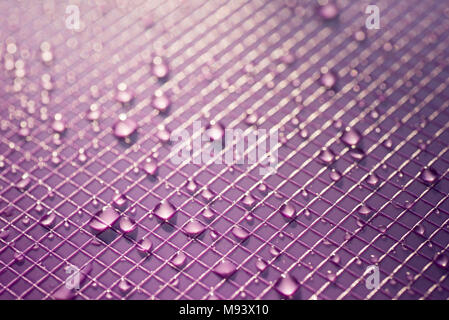 Wassertropfen auf Violett Farbe Kunststoff Hintergrund Textur Stockfoto