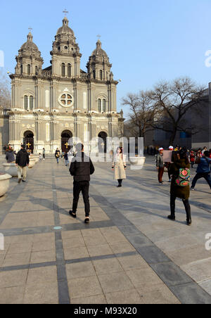 Die Besucher nehmen Fotos vor der St Joseph's Catholic Church in Wangfujing Beijing, China Stockfoto