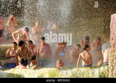 Ma'in, Madaba, Jordanien, 11. März 2018: Menschen aus vielen Ländern der Welt haben Spaß und Freude an der entspannenden Thermalquellen von Ma'in mit dem Großen w Stockfoto
