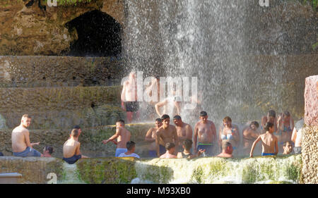 Main, Madaba, Jordanien, 11. März 2018: Menschen aus vielen Ländern der Welt haben Spaß und Freude an der entspannenden Thermalquellen von Ma'in mit dem Großen wa Stockfoto