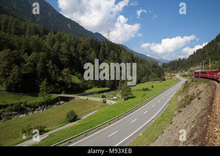 Berninabahn links St. Moritz, Schweiz, mit der Stadt von Tirano, Italien, über den Bernina Pass Stockfoto