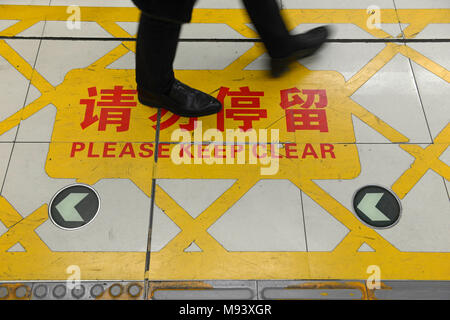 Abstand halten Schild auf der Aktionsplattform von Peking - der u-bahn Stockfoto
