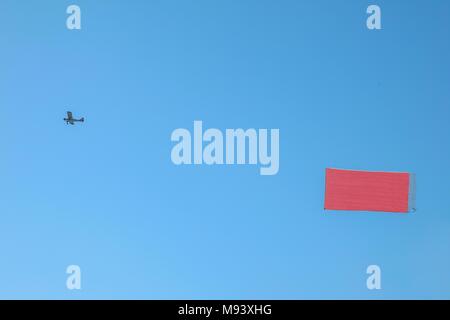 Leichte Flugzeuge ziehen eine leere Anzeige durch die Luft. Stockfoto