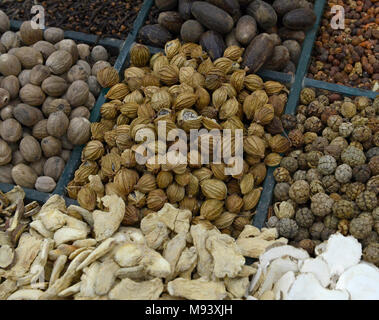 Getrocknete Pilze, Früchte, Nüsse, Samen und anderen pflanzlichen Produkten auf Verkauf zu einem Essen in einem überdachten Markt in Peking, China Stockfoto