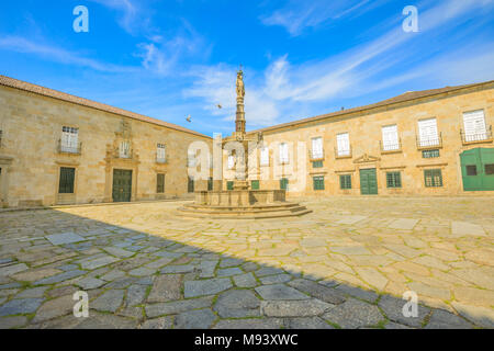 Bau von Pfarrhaus der Universität von Braga in Largo do Paco, das Zentrum der Stadt, Braga, Portugal. Blauer Himmel, kopieren. Stockfoto