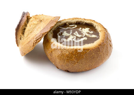 Französische Zwiebelsuppe in einem sauerteigbrot Schüssel auf weißem Hintergrund Stockfoto