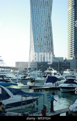 Boote unter Cayan Tower in Dubai, VAE Stockfoto