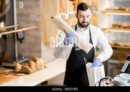 Verkäufer im Brot speichern Stockfoto