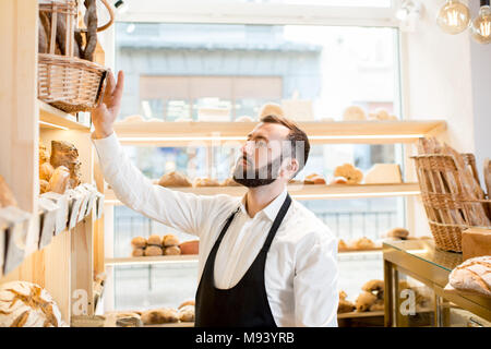 Verkäufer, die im Brot speichern Stockfoto