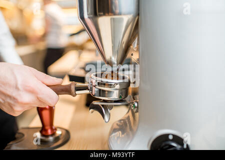 Schleifen einen Kaffee in der Kaffeemaschine Stockfoto