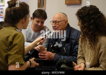 Eine junge weibliche Reporter der Armee Radio oder Galei Tzahal, in Israel bekannt unter der Abkürzung Galatz, durch die Israel Defence Forces interviewen Itzhak Genzel (92) Survivor während eines Ereignisses, bei dem Hunderte von Überlebenden des Holocaust und ihre Familien leben Song in Jerusalem Israel aufgenommen Holocaust betrieben Stockfoto