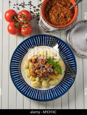 Gnocchi "ragu'". Italienische Kartoffelklöße mit Sauce Bolognese. Italien Essen Stockfoto