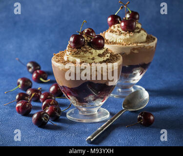 Schwarzwald Kleinigkeit. Black Cherry Chocolate Dessert. Essen Stockfoto