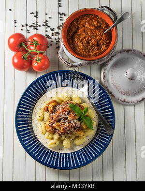 Gnocchi "ragu'". Italienische Kartoffelklöße mit Sauce Bolognese. Italien Essen Stockfoto