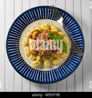 Gnocchi "ragu'". Italienische Kartoffelklöße mit Sauce Bolognese. Italien Essen Stockfoto