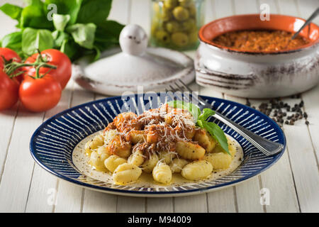 Gnocchi "ragu'". Italienische Kartoffelklöße mit Sauce Bolognese. Italien Essen Stockfoto