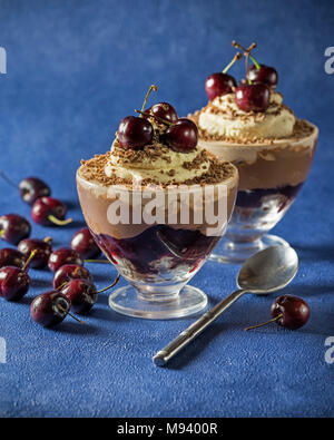 Schwarzwald Kleinigkeit. Black Cherry Chocolate Dessert. Essen Stockfoto