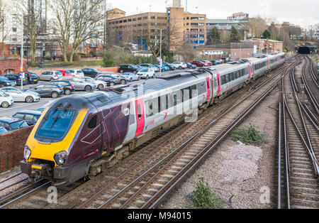 Querfeldein (Cross Country) 5 Schlitten Voyager Zug auf eine britische Eisenbahn in Southampton, Hampshire, England, UK. Travel Concept, Stockfoto