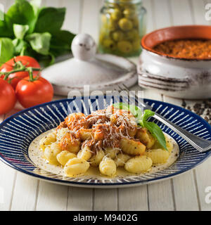 Gnocchi "ragu'". Italienische Kartoffelklöße mit Sauce Bolognese. Italien Essen Stockfoto