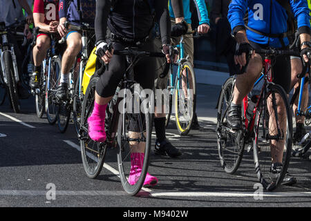 London Radfahrer Radfahren auf einem Radweg während der morgendlichen Rush hour zu arbeiten Stockfoto