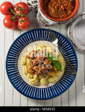 Gnocchi "ragu'". Italienische Kartoffelklöße mit Sauce Bolognese. Italien Essen Stockfoto