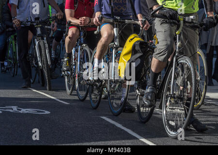 London Radfahrer Radfahren auf einem Radweg während der morgendlichen Rush hour zu arbeiten Stockfoto