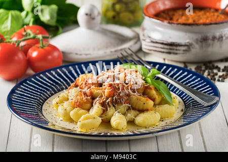 Gnocchi "ragu'". Italienische Kartoffelklöße mit Sauce Bolognese. Italien Essen Stockfoto