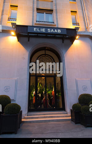 Der libanesische Modedesigner Elie Saab posiert mit Chantal Thomass ...