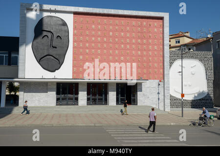 Albanien, Korça, Theater mit Kunst verzierte Fassade mit Gesichtern in verschiedenen Stimmungen/ALBANIEN, Korca, Theater mit Kuenstlerisch dekorierter Fassade Stockfoto