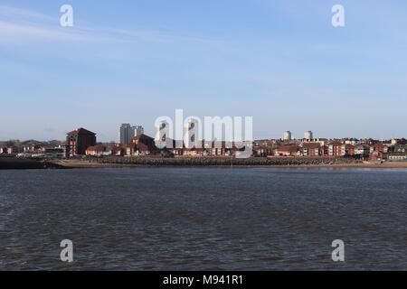 Roker und Sunderland gesehen von Roker Pier auf dem Wasser Stockfoto