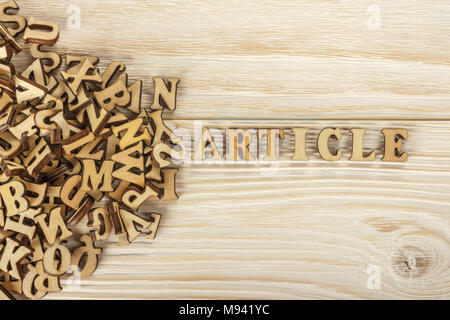 Das Schreiben von Artikeln. Aus dem Stapel Briefe zu erstellen den Text für die Presse. Holz- Buchstaben auf einem Holz- Hintergrund. Die Aussicht von oben. Stockfoto